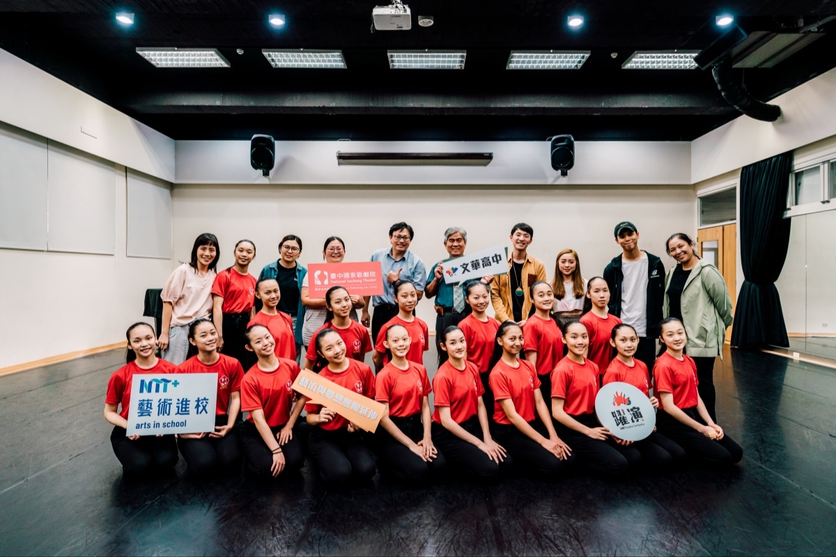 與臺中歌劇院透過「藝術進校」合作計畫，開設音樂劇課程，為莘莘學子開啟了豐富的想像空間與開放的心胸